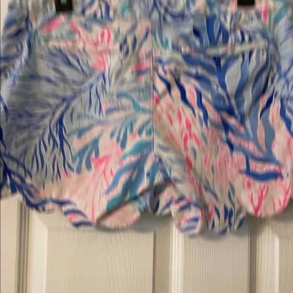 Lilly Pulitzer Colorful Women's Printed Shorts size 4 very good condition - Picture 3 of 8